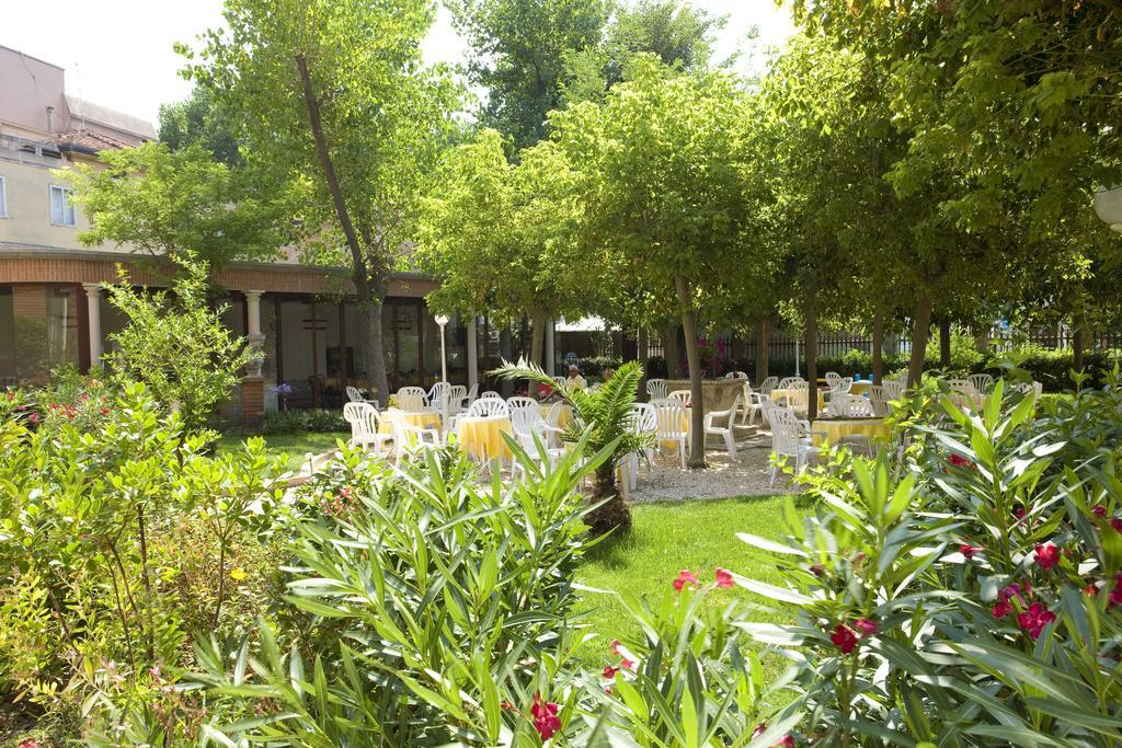 Hotel Villa Fulgida Cattolica Exterior foto