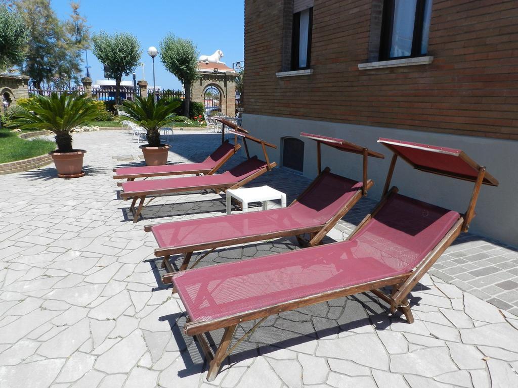Hotel Villa Fulgida Cattolica Exterior foto